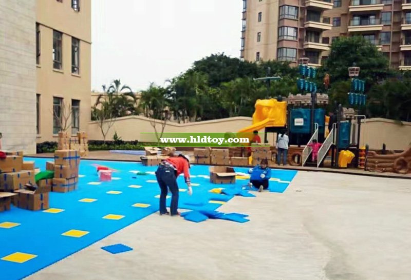 ?？诙飨闃菲嬗變簣@地墊安裝中