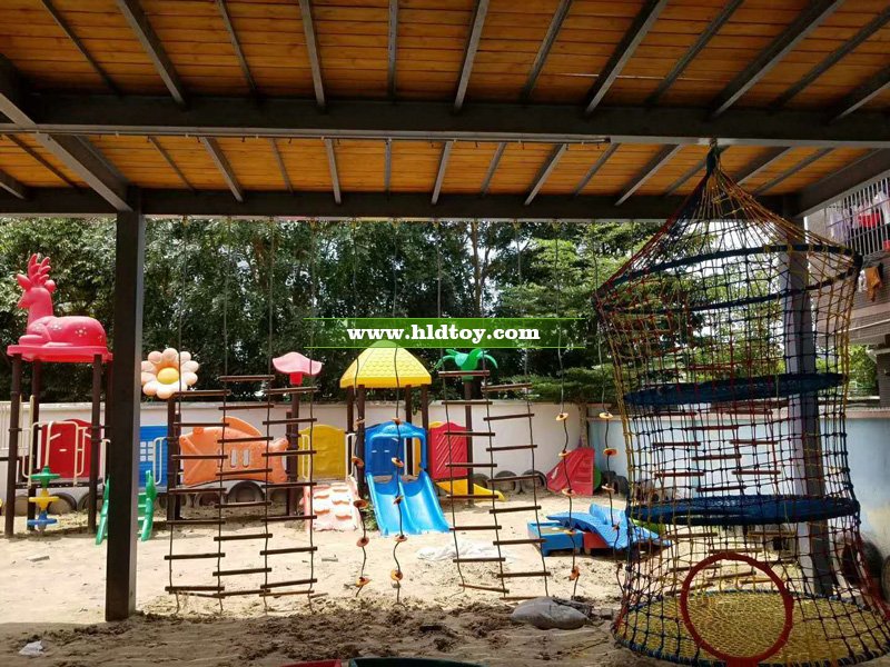 ?？谑行惴逵變簣@滑梯