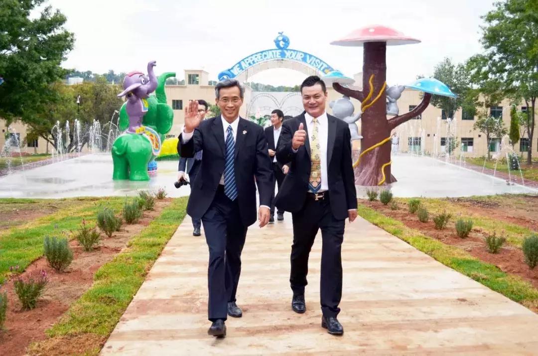 中華人民共和國駐南非共和國特命全權(quán)大使林松添(左)廣東歡樂島集團董事長易會強(右)