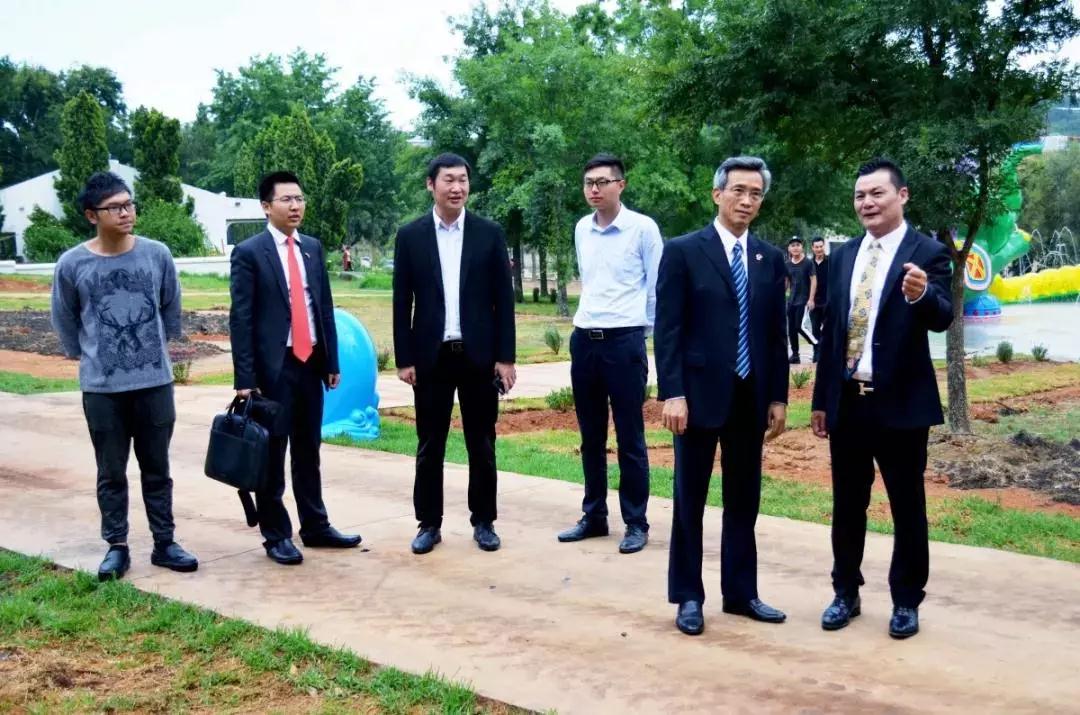 廣東歡樂島集團易會強董事長向林松添大使介紹南非歡樂島水上世界在建項目